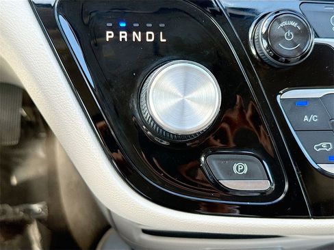 Used 2018 Chrysler Pacifica Touring-L image 18