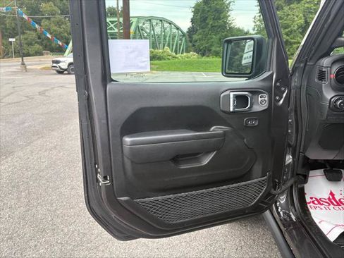Certified 2025 Jeep Wrangler Unlimited Rubicon w/ Convenience Group AWD/4WD image 15