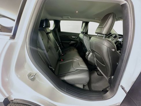 Used 2021 Jeep Cherokee Latitude Lux w/ Comfort/Convenience Group FWD image 26