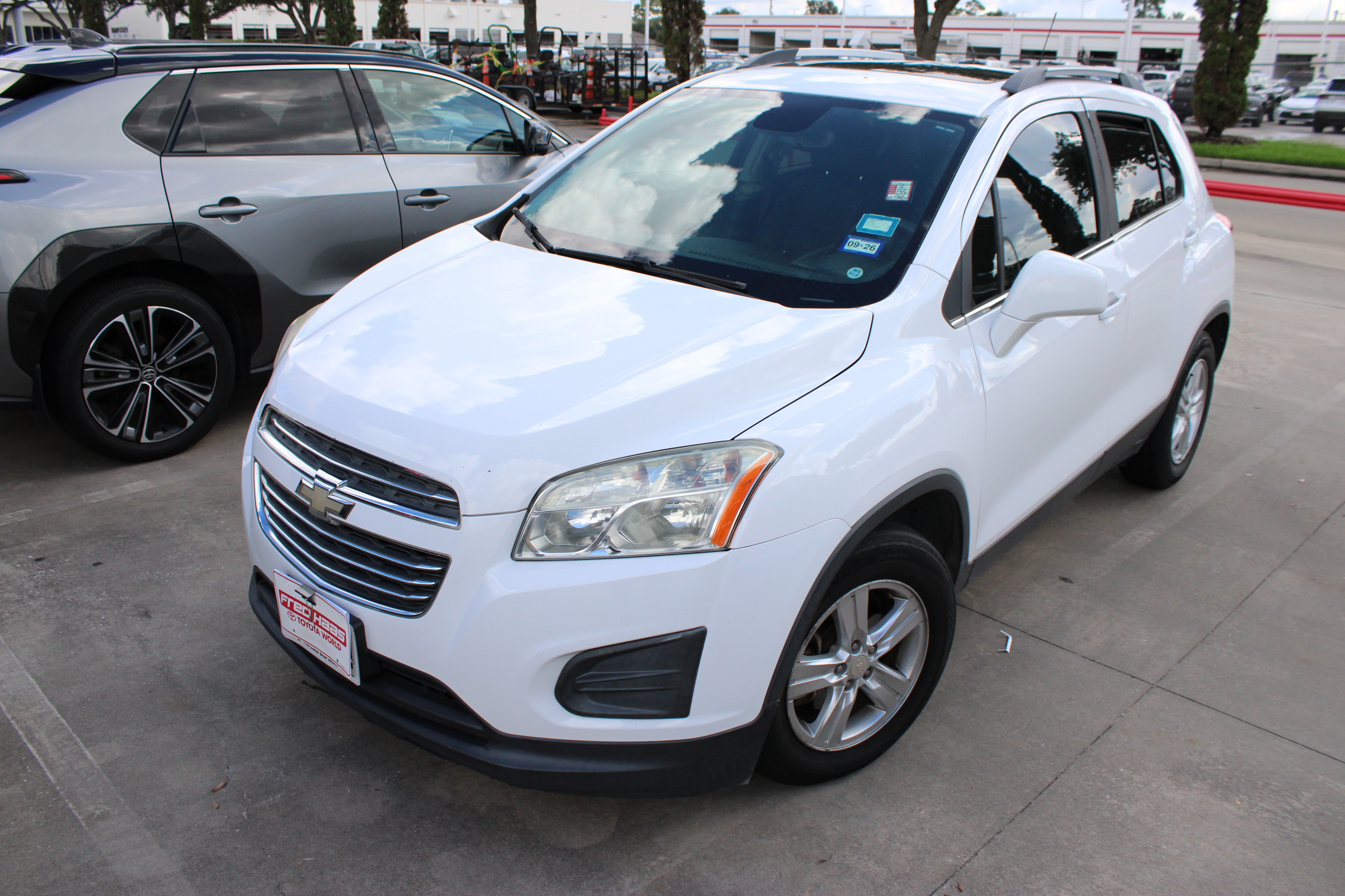 Used 2016 Chevrolet Trax LT w/ LT Sun and Sound Package FWD image 3