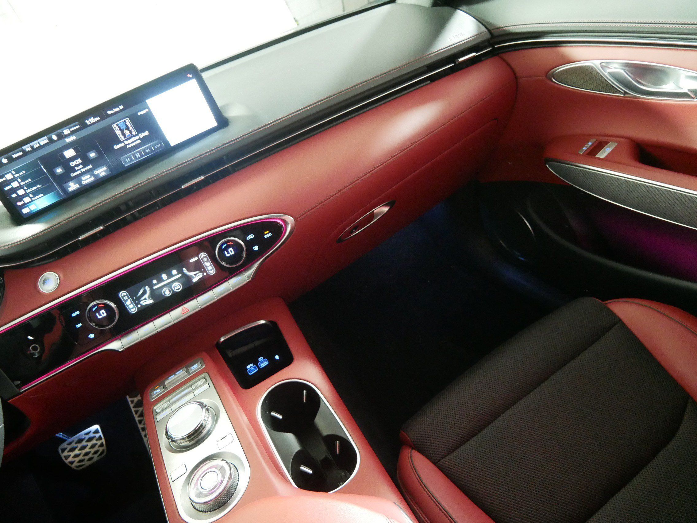 Used 2024 Genesis GV70 2.5T w/ Sport Prestige Package AWD/4WD image 11