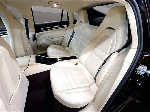 Used 2019 Porsche Panamera w/ Premium Package image 26