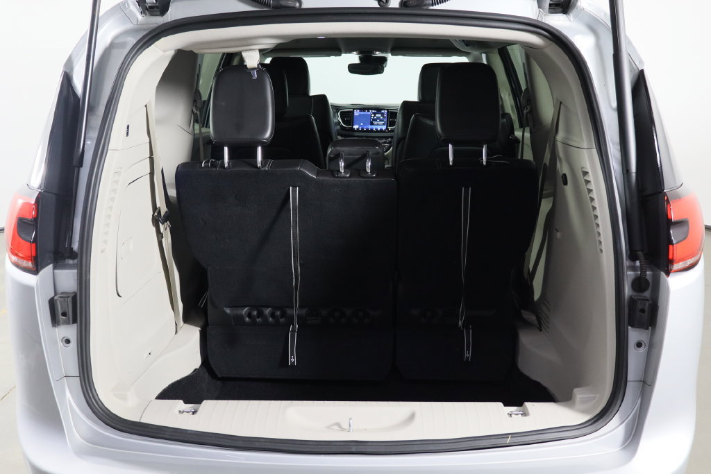 Used 2024 Chrysler Pacifica Limited FWD image 18