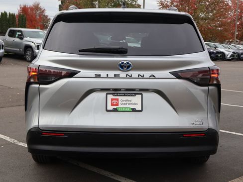 Used 2024 Toyota Sienna XLE image 6
