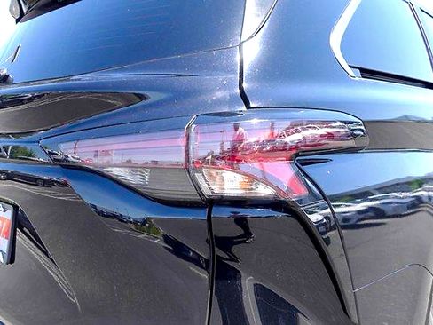 Certified 2025 Toyota Sienna XLE FWD image 5