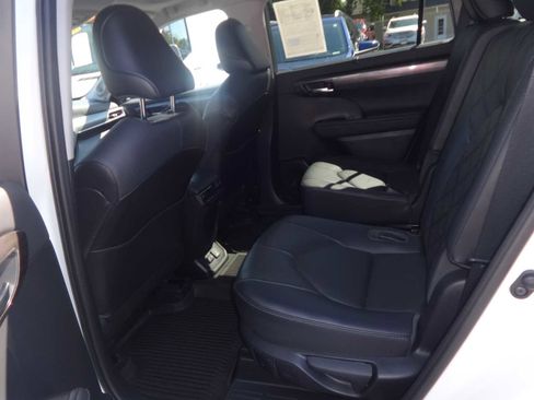 Used 2021 Toyota Highlander Platinum image 12