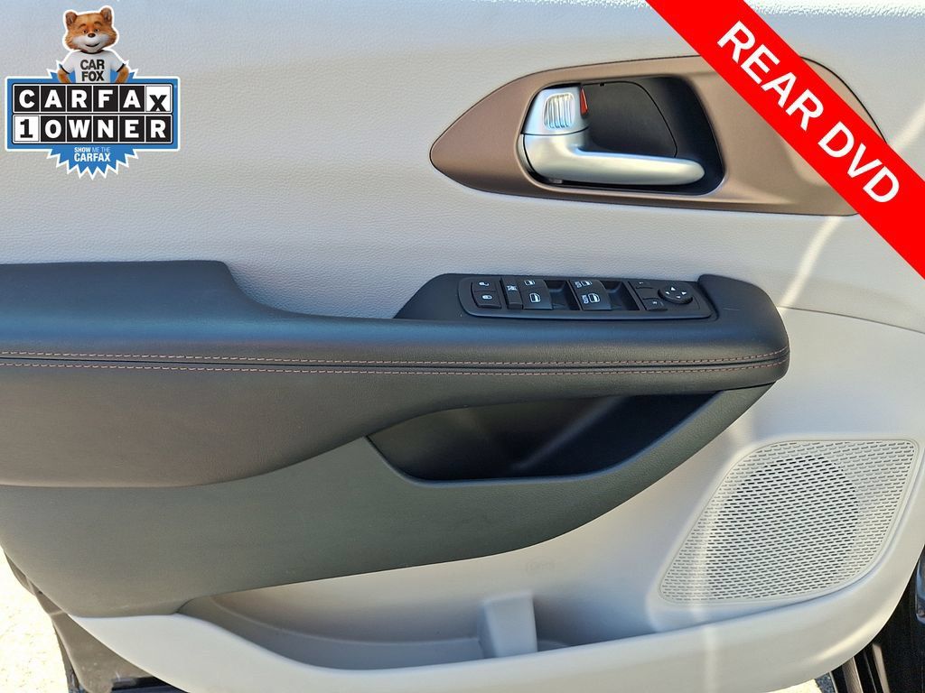 Used 2018 Chrysler Pacifica Touring-L FWD image 13
