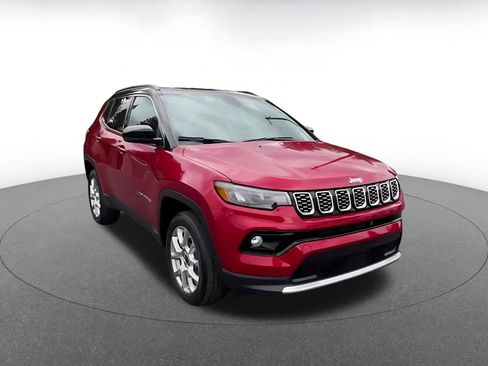 Used 2025 Jeep Compass Limited AWD/4WD image 3