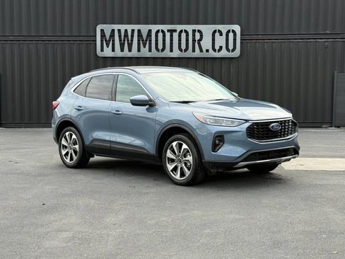 Used 2025 Ford Escape Platinum image 2