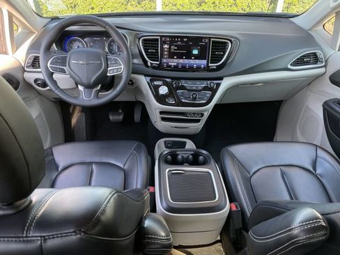 Used 2023 Chrysler Pacifica Touring-L FWD image 9