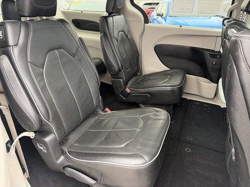 Used 2018 Chrysler Pacifica Limited w/ Tire & Wheel Group FWD image 15