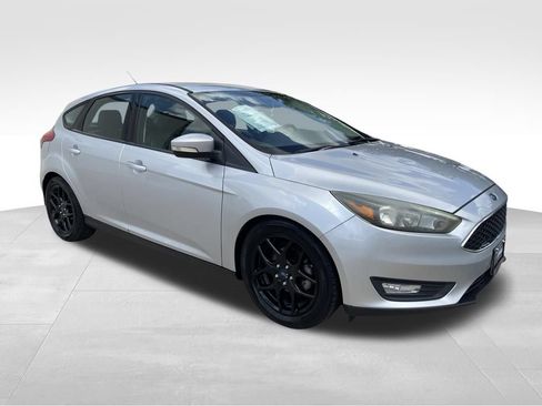 Used 2016 Ford Focus SE w/ Equipment Group 201A FWD image 3