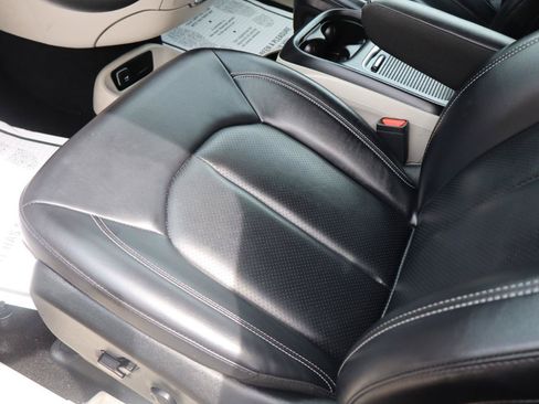 Used 2023 Chrysler Pacifica Touring-L FWD image 9