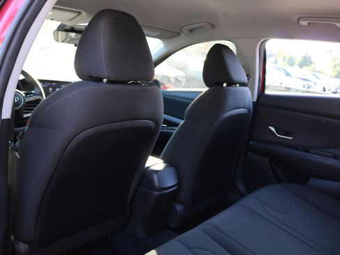 Used 2021 Hyundai Elantra SE image 29