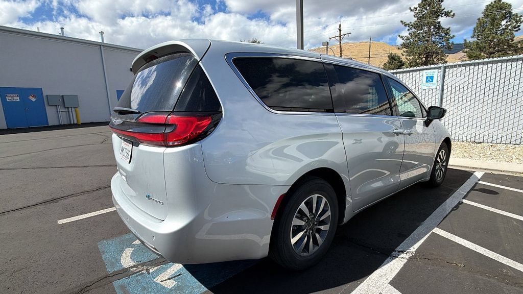 Used 2024 Chrysler Pacifica Limited FWD image 2