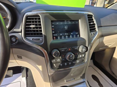 Used 2021 Jeep Grand Cherokee Laredo image 14