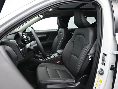 New 2025 Volvo XC40 B5 Core w/ Protection Package Premier image 19