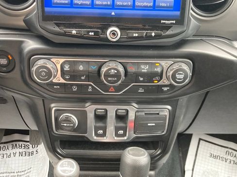 Used 2022 Jeep Wrangler Sport AWD/4WD image 12