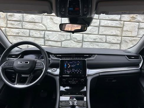 Used 2023 Jeep Grand Cherokee Laredo w/ Luxury Tech Group I image 10