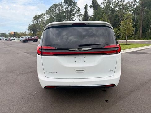 Used 2022 Chrysler Pacifica Touring-L AWD/4WD image 10