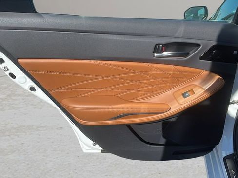 Used 2019 Toyota Avalon Limited image 17