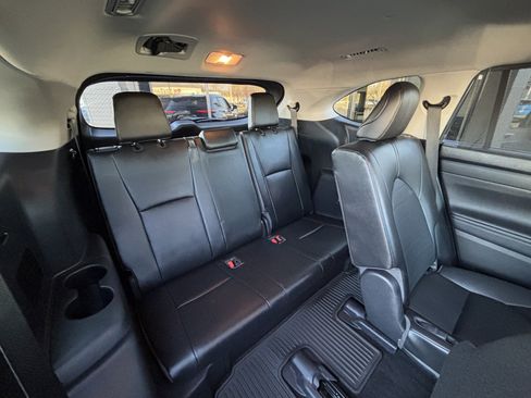 Used 2023 Toyota Highlander XLE image 13