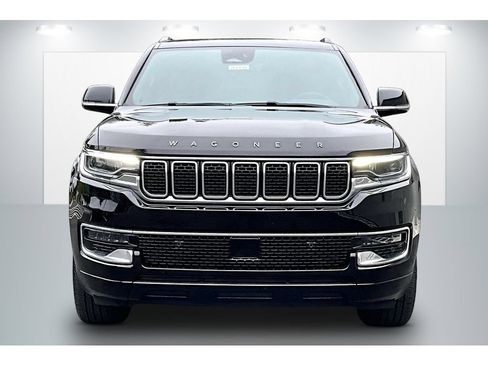 Used 2025 Jeep Wagoneer 4WD image 3