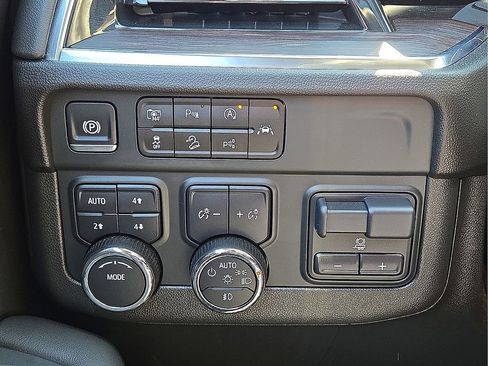 Used 2025 Chevrolet Tahoe Z71 w/ Comfort Package AWD/4WD image 28