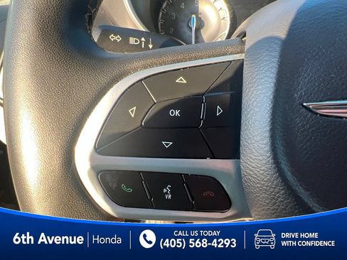 Used 2023 Chrysler Pacifica Touring-L FWD image 35