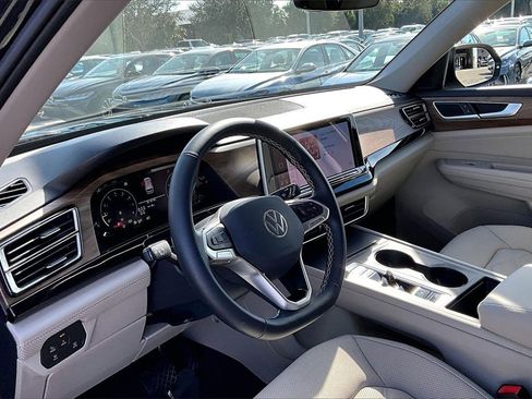 Certified 2025 Volkswagen Atlas SE image 14