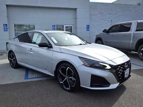 Used 2023 Nissan Altima 2.5 SR w/ SR Premium Package image 6