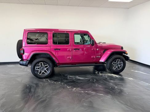 Used 2024 Jeep Wrangler Unlimited Sahara w/ Technology Group AWD/4WD image 23
