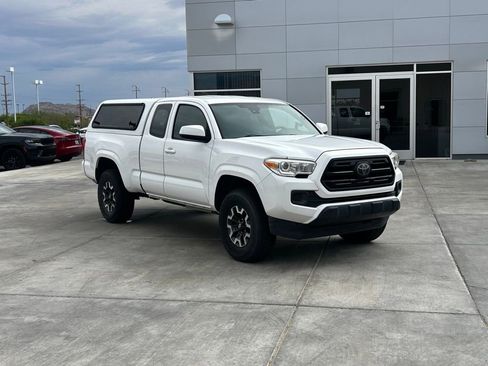 Used 2018 Toyota Tacoma SR image 9