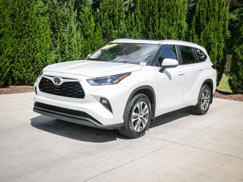 Used 2024 Toyota Highlander XLE FWD image 5