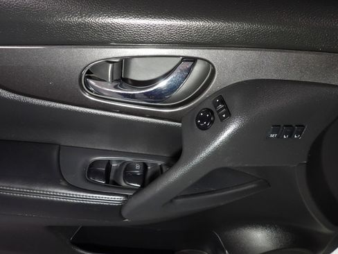 Used 2019 Nissan Rogue SV w/ Premium Package image 10