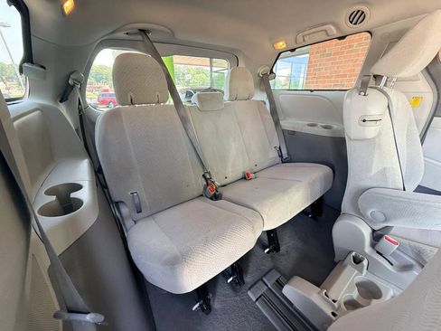 Used 2011 Toyota Sienna LE w/ Towing Pkg FWD image 19
