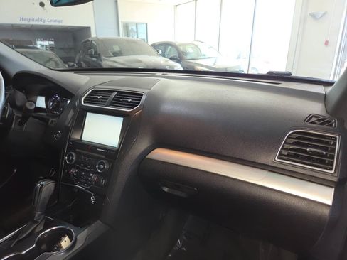 Used 2016 Ford Explorer XLT w/ Equipment Group 202A AWD/4WD image 32