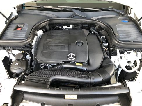 Used 2021 Mercedes-Benz GLC 300 4MATIC image 3