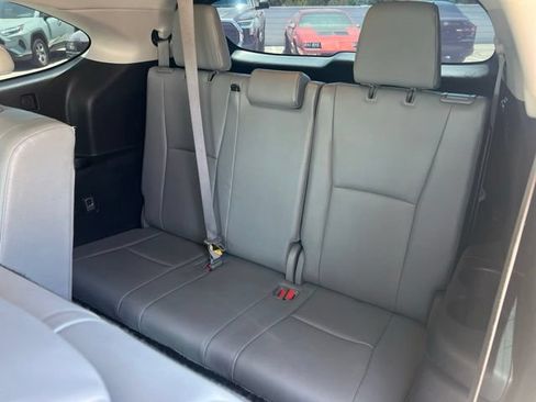 Used 2020 Toyota Highlander XLE FWD image 19