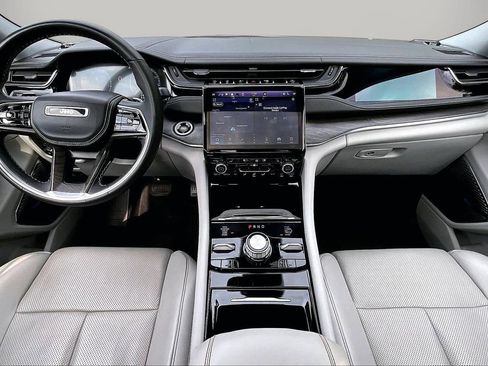Certified 2022 Jeep Grand Cherokee Overland w/ Luxury Tech Group IV AWD/4WD image 15