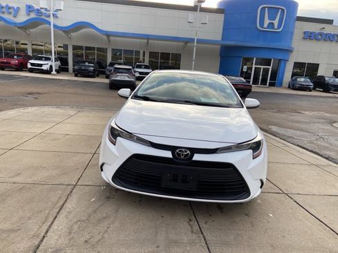 Used 2024 Toyota Corolla LE image 3