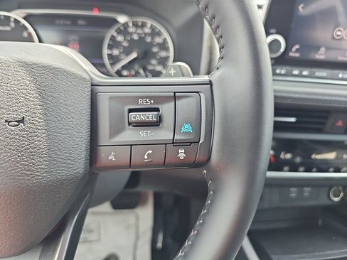 Used 2025 Nissan Rogue SV FWD image 18