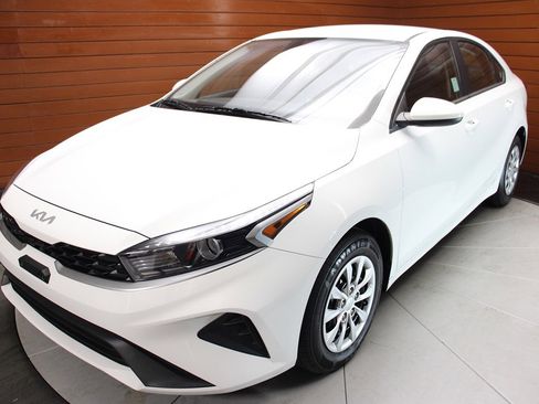 Used 2023 Kia Forte LX image 9