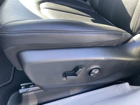 Used 2024 Chrysler Pacifica Touring-L image 17