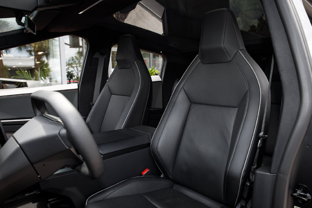 Used 2025 Tesla Cybertruck AWD Crew Cab image 23