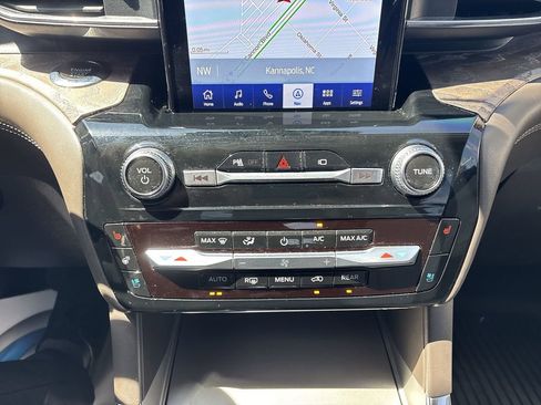 Used 2022 Ford Explorer Platinum w/ Equipment Group 601A image 17