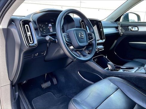 Used 2021 Volvo XC40 T5 Momentum w/ Premium Package image 8