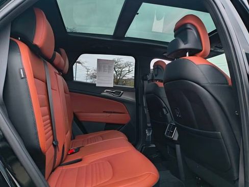 Used 2025 Kia Sportage SX image 31