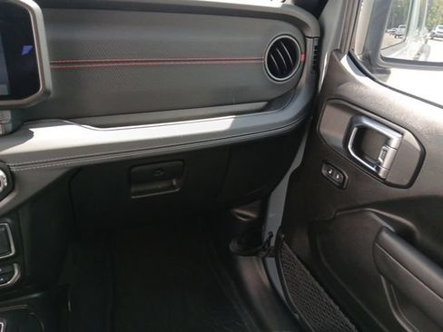 Used 2025 Jeep Gladiator Rubicon AWD/4WD image 34
