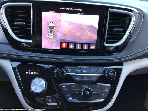 Used 2022 Chrysler Pacifica Touring-L w/ Uconnect Theater Family Group AWD/4WD image 9